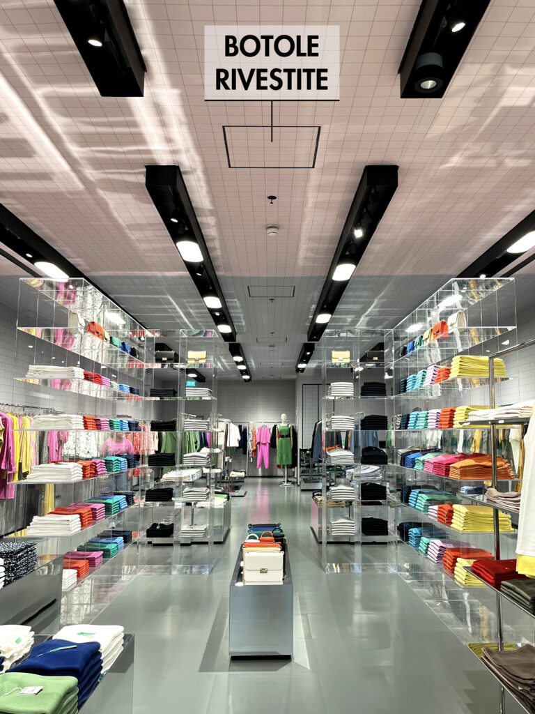 Negozio con le pareti e il soffitto rivestiti in tessuto