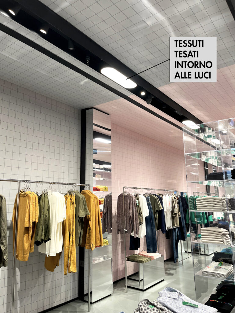 Negozio con le pareti e il soffitto rivestiti in tessuto