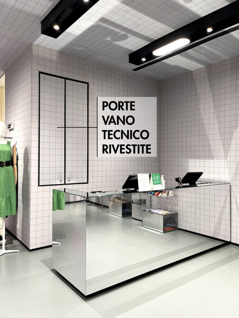 Negozio con le pareti e il soffitto rivestiti in tessuto