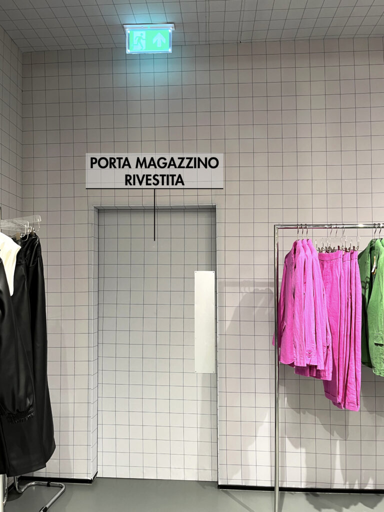 Negozio con le pareti e il soffitto rivestiti in tessuto